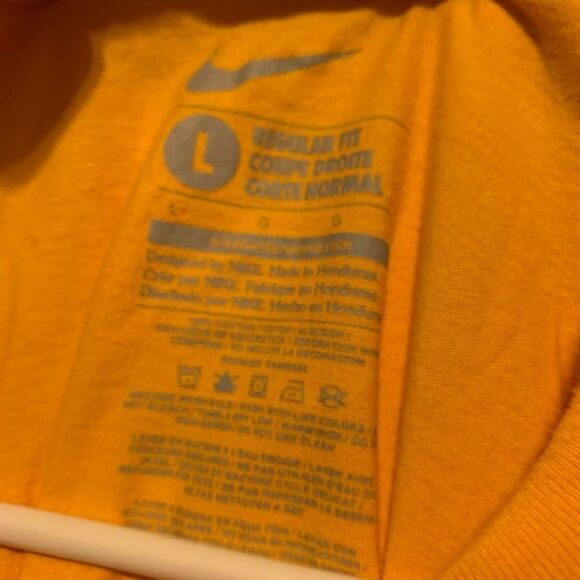 NIKE ON OUR LEVEL SIZE LARGE REGULAR FIT NIKE T-SHIRT - Picture 3 of 3